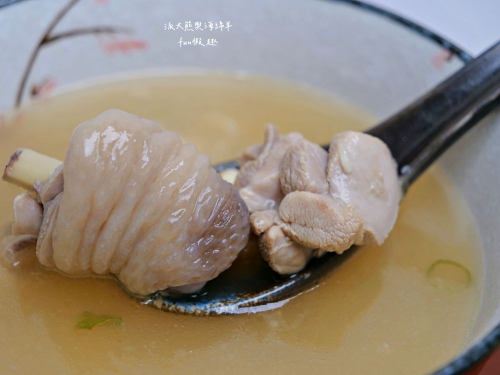 元榆牧場慢煲雞湯系列︱主打招牌放牧黑羽土雞及嚴選天然食材，經由文火耗時燉煮，拆封後電鍋隔水加熱即可食用，是今年秋冬進補最佳選擇!!!@合作體驗