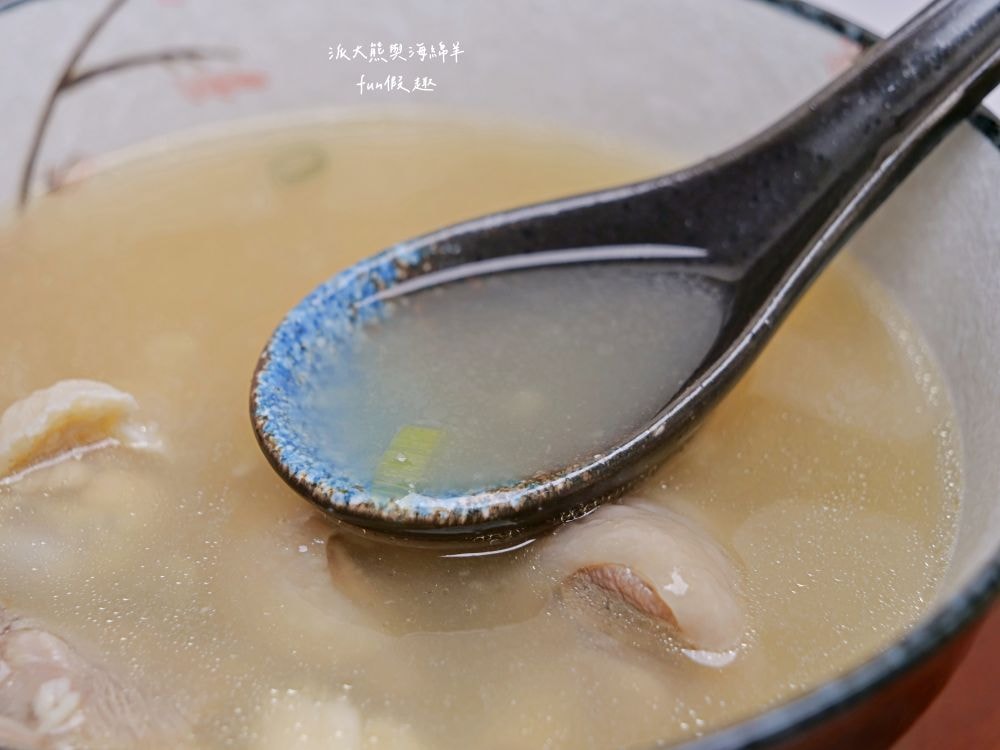 元榆牧場慢煲雞湯系列︱主打招牌放牧黑羽土雞及嚴選天然食材，經由文火耗時燉煮，拆封後電鍋隔水加熱即可食用，是今年秋冬進補最佳選擇!!!@合作體驗