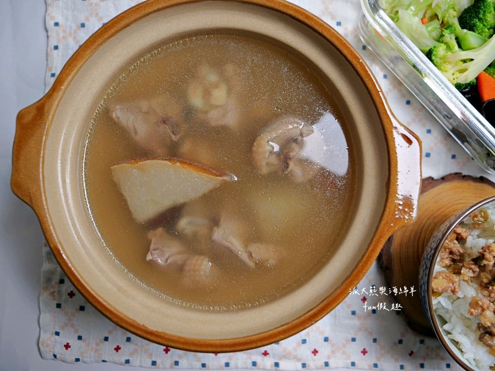 元榆牧場慢煲雞湯系列︱主打招牌放牧黑羽土雞及嚴選天然食材，經由文火耗時燉煮，拆封後電鍋隔水加熱即可食用，是今年秋冬進補最佳選擇!!!@合作體驗