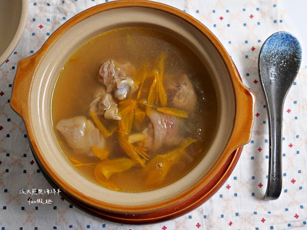 元榆牧場慢煲雞湯系列︱主打招牌放牧黑羽土雞及嚴選天然食材，經由文火耗時燉煮，拆封後電鍋隔水加熱即可食用，是今年秋冬進補最佳選擇!!!@合作體驗