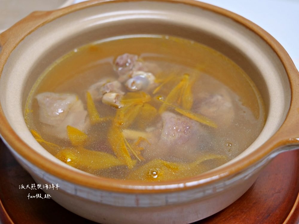 元榆牧場慢煲雞湯系列︱主打招牌放牧黑羽土雞及嚴選天然食材,經由文火耗時燉煮,拆封後電鍋隔水加熱即可食用,是今年秋冬進補最佳選擇!!!@合作體驗 - 第5張圖 元榆牧場慢煲雞湯系列︱主打招牌放牧黑羽土雞及嚴選天然食材,經由文火耗時燉煮,拆封後電鍋隔水加熱即可食用,是今年秋冬進補最佳選擇!!!@合作體驗