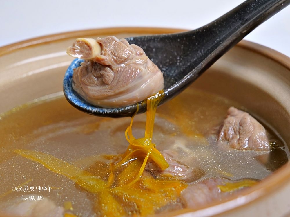 元榆牧場慢煲雞湯系列︱主打招牌放牧黑羽土雞及嚴選天然食材，經由文火耗時燉煮，拆封後電鍋隔水加熱即可食用，是今年秋冬進補最佳選擇!!!@合作體驗