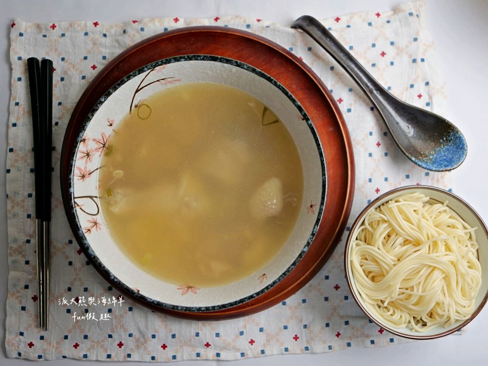 元榆牧場慢煲雞湯系列︱主打招牌放牧黑羽土雞及嚴選天然食材，經由文火耗時燉煮，拆封後電鍋隔水加熱即可食用，是今年秋冬進補最佳選擇!!!@合作體驗