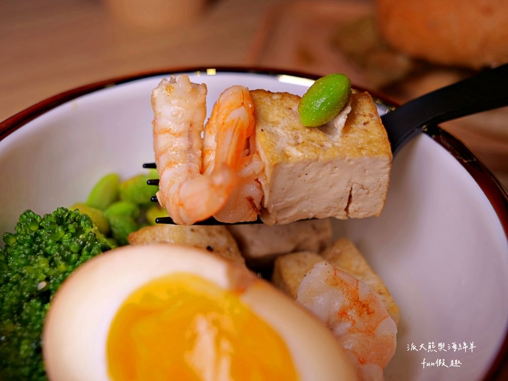 巡堡餐飲︱草屯新開幕原肉漢堡專賣店，7種招牌原肉漢堡與3種水耕生菜原肉餐盒，大口吃肉讓人滿足過癮!還有單品耶加雪菲與古早味紅薯餅～113.10.30正式開幕!