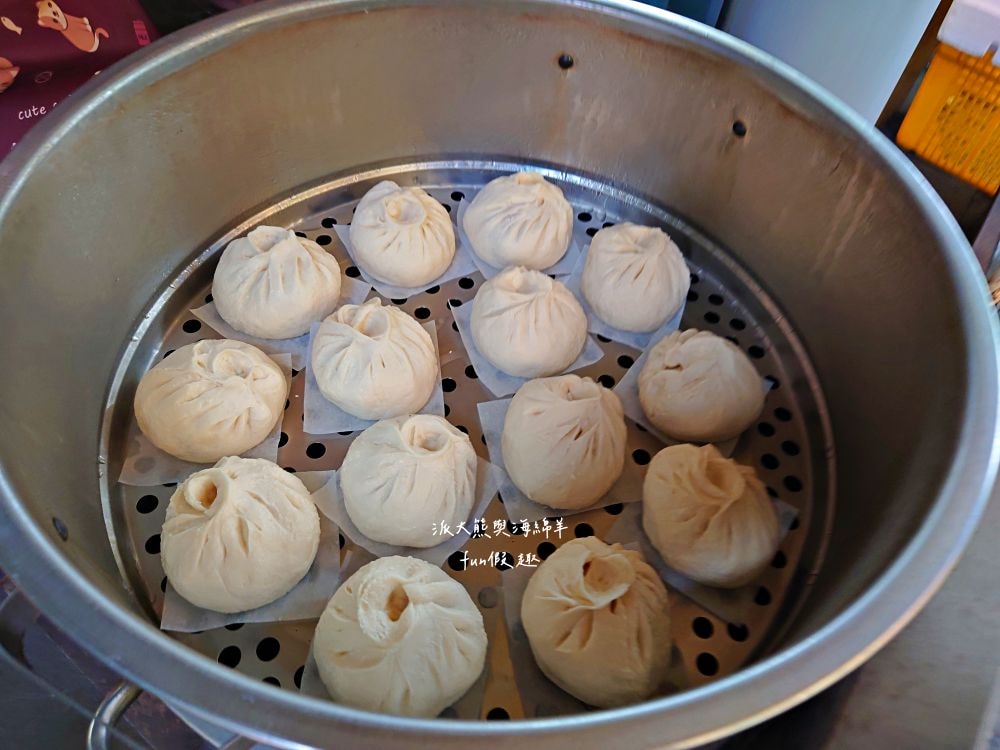 新祝福飲食店︱隱藏南投中興新村第一市場超大肉包，皮薄餡足、鹹香多汁、滿滿飽足感，鮮蝦口味還塞進一整隻新鮮蝦～包子5種口味，每顆只要銅板價就能吃到實在很佛心!!!