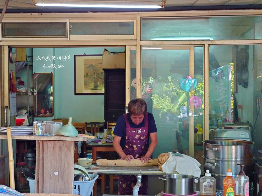 新祝福飲食店︱隱藏南投中興新村第一市場超大肉包，皮薄餡足、鹹香多汁、滿滿飽足感，鮮蝦口味還塞進一整隻新鮮蝦～包子5種口味，每顆只要銅板價就能吃到實在很佛心!!!