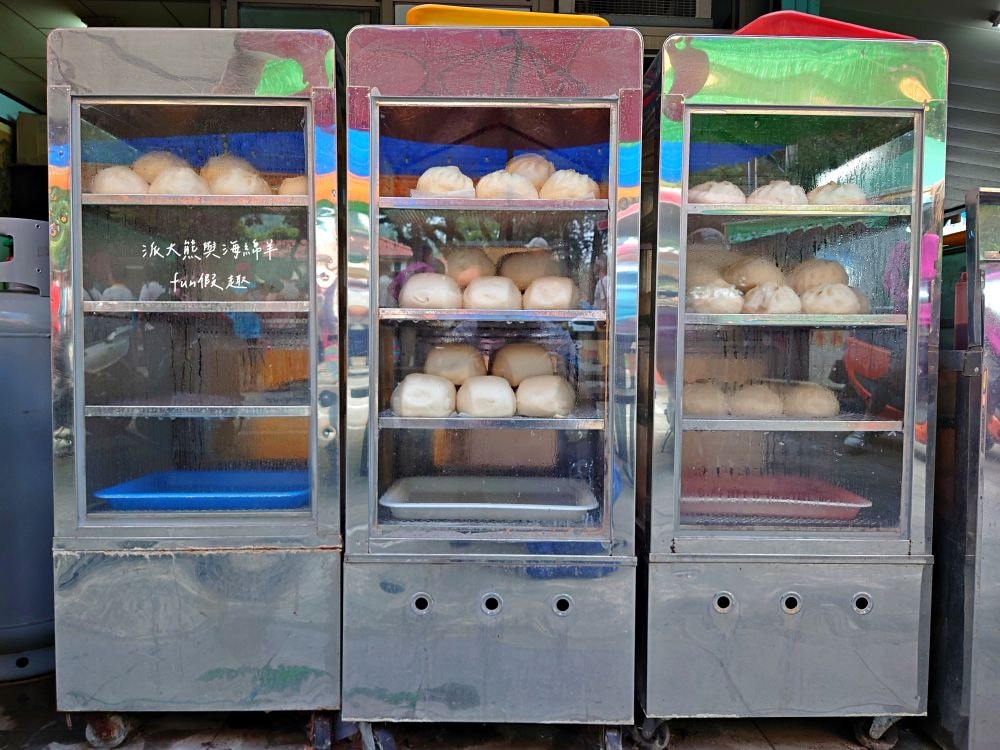 新祝福飲食店︱隱藏南投中興新村第一市場超大肉包，皮薄餡足、鹹香多汁、滿滿飽足感，鮮蝦口味還塞進一整隻新鮮蝦～包子5種口味，每顆只要銅板價就能吃到實在很佛心!!!