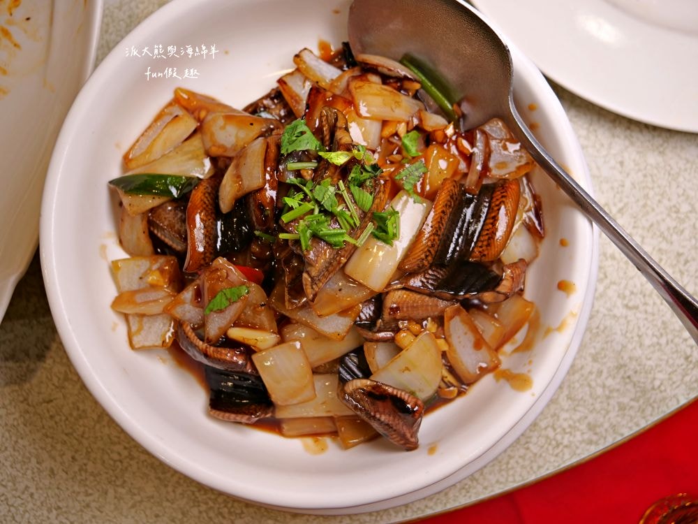 台南阿美飯店︱營業超過60年的台南老字號道地台菜餐廳，火紅到日本人都飛來朝聖～必點招牌砂鍋鴨、肉米蝦、桂花干貝魚翅等手路年菜，過年宴席聚餐就來阿美飯店感受府城獨特美食文化!!!入選2022~2024米其林必比登推介&2013獲選台灣優質餐廳評鑑～