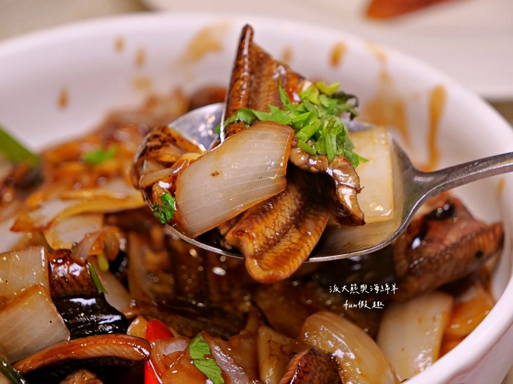 台南阿美飯店︱營業超過60年的台南老字號道地台菜餐廳，火紅到日本人都飛來朝聖～必點招牌砂鍋鴨、肉米蝦、桂花干貝魚翅等手路年菜，過年宴席聚餐就來阿美飯店感受府城獨特美食文化!!!入選2022~2024米其林必比登推介&2013獲選台灣優質餐廳評鑑～