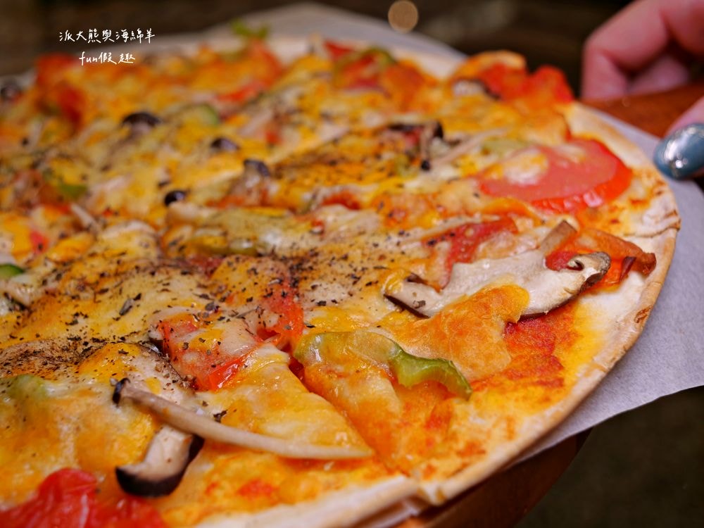 阿西教授PIZZA︱南投中興新村第一市場裡竟有正宗義式薄皮披薩，餅皮酥脆餡料足，招牌阿西披薩香濃無法擋，8種口味鹹甜都有提供!!!