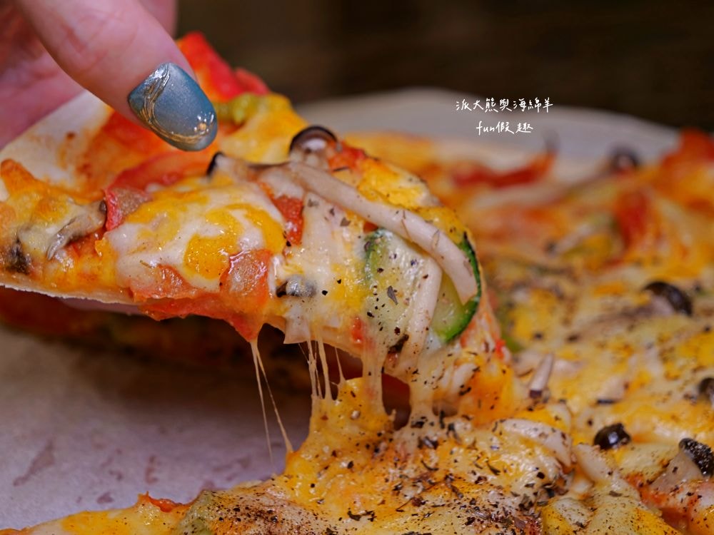 阿西教授PIZZA︱南投中興新村第一市場裡竟有正宗義式薄皮披薩，餅皮酥脆餡料足，招牌阿西披薩香濃無法擋，8種口味鹹甜都有提供!!!