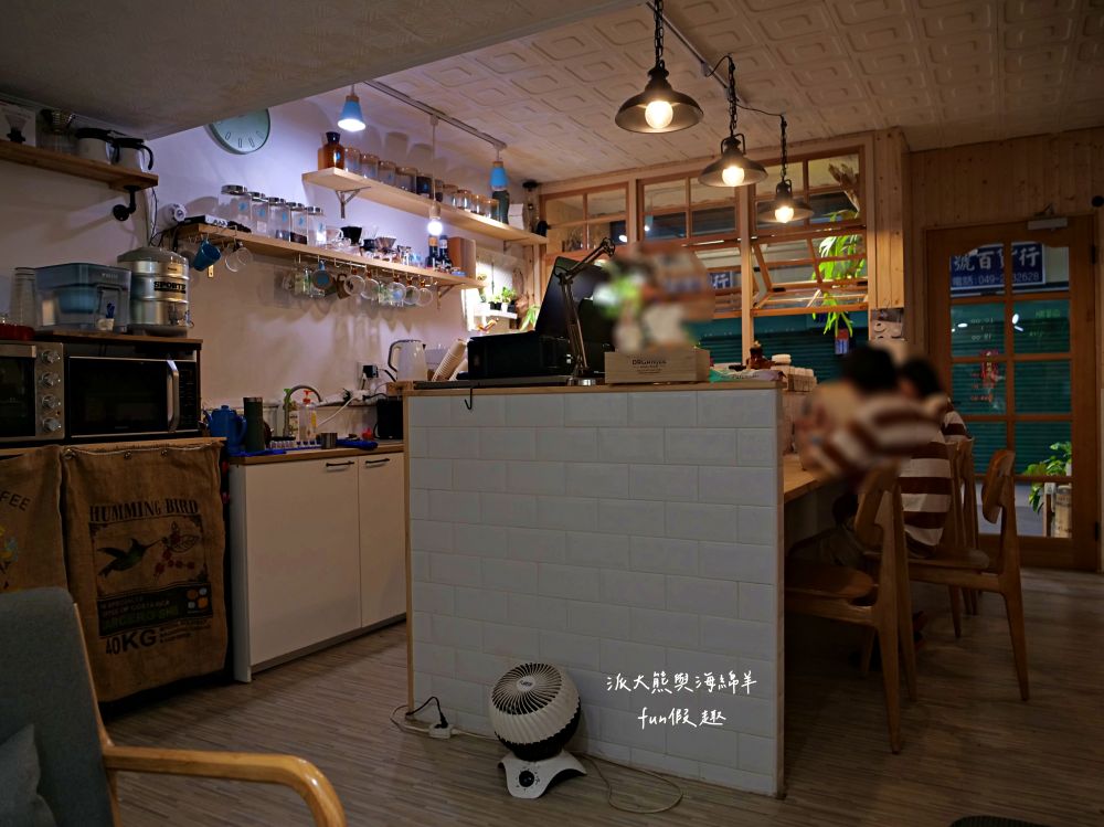 LEO咖啡異想世界｜隱藏中興新村傳統市場高質感文青咖啡廳，空間裝潢簡約舒適，手沖豆款選擇超多，每杯全都百元均一價，其他還有輕食、甜點與披薩唷!!!這是派大熊給予第一市場5顆星的超愛咖啡店～