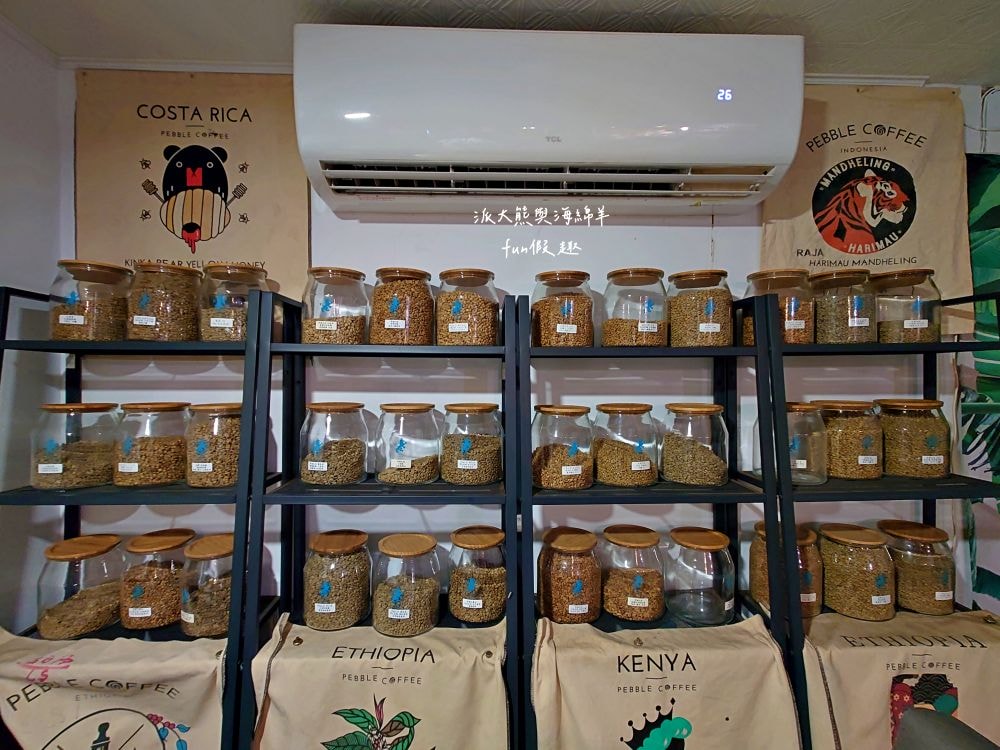 LEO咖啡異想世界｜隱藏中興新村傳統市場高質感文青咖啡廳，空間裝潢簡約舒適，手沖豆款選擇超多，每杯全都百元均一價，其他還有輕食、甜點與披薩唷!!!這是派大熊給予第一市場5顆星的超愛咖啡店～