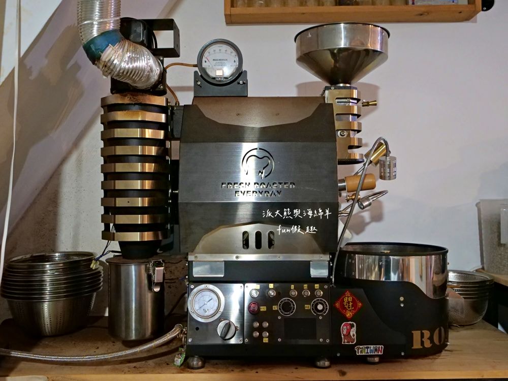 LEO咖啡異想世界｜隱藏中興新村傳統市場高質感文青咖啡廳，空間裝潢簡約舒適，手沖豆款選擇超多，每杯全都百元均一價，其他還有輕食、甜點與披薩唷!!!這是派大熊給予第一市場5顆星的超愛咖啡店～