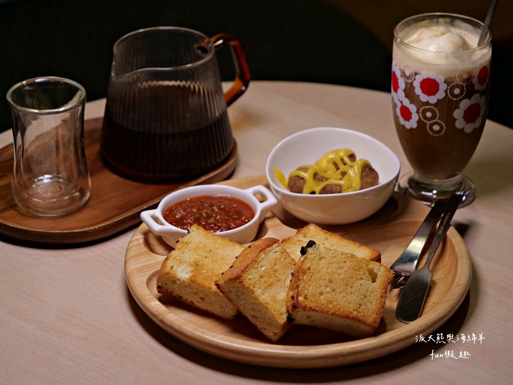 LEO咖啡異想世界｜隱藏中興新村傳統市場高質感文青咖啡廳，空間裝潢簡約舒適，手沖豆款選擇超多，每杯全都百元均一價，其他還有輕食、甜點與披薩唷!!!這是派大熊給予第一市場5顆星的超愛咖啡店～