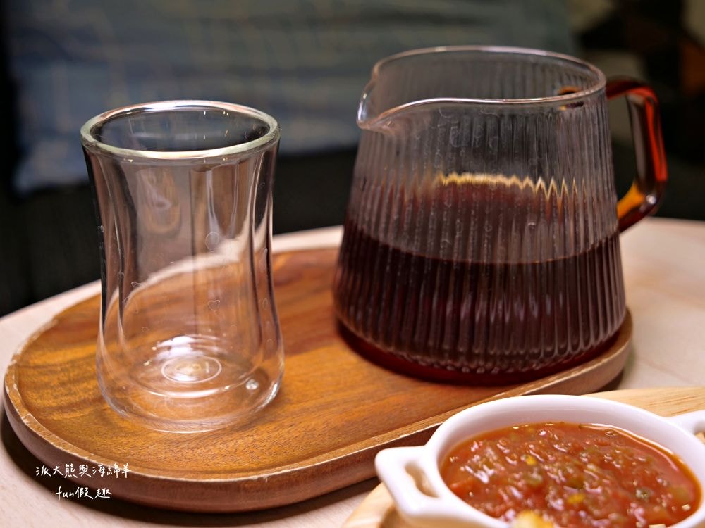 LEO咖啡異想世界｜隱藏中興新村傳統市場高質感文青咖啡廳，空間裝潢簡約舒適，手沖豆款選擇超多，每杯全都百元均一價，其他還有輕食、甜點與披薩唷!!!這是派大熊給予第一市場5顆星的超愛咖啡店～