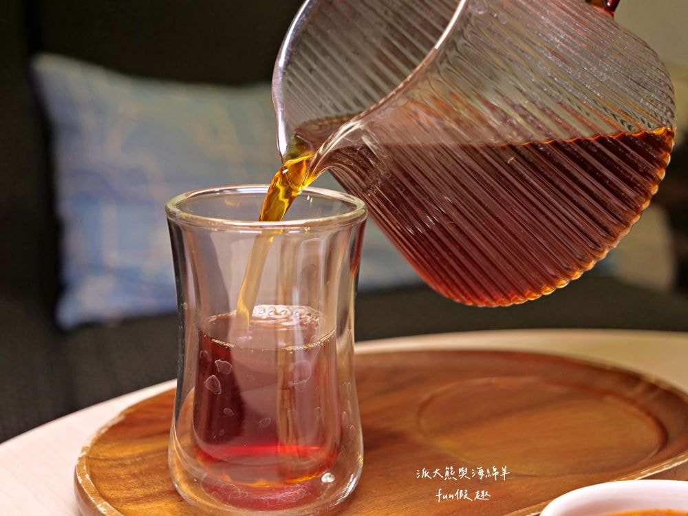 LEO咖啡異想世界｜隱藏中興新村傳統市場高質感文青咖啡廳，空間裝潢簡約舒適，手沖豆款選擇超多，每杯全都百元均一價，其他還有輕食、甜點與披薩唷!!!這是派大熊給予第一市場5顆星的超愛咖啡店～