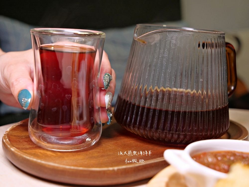 LEO咖啡異想世界｜隱藏中興新村傳統市場高質感文青咖啡廳，空間裝潢簡約舒適，手沖豆款選擇超多，每杯全都百元均一價，其他還有輕食、甜點與披薩唷!!!這是派大熊給予第一市場5顆星的超愛咖啡店～