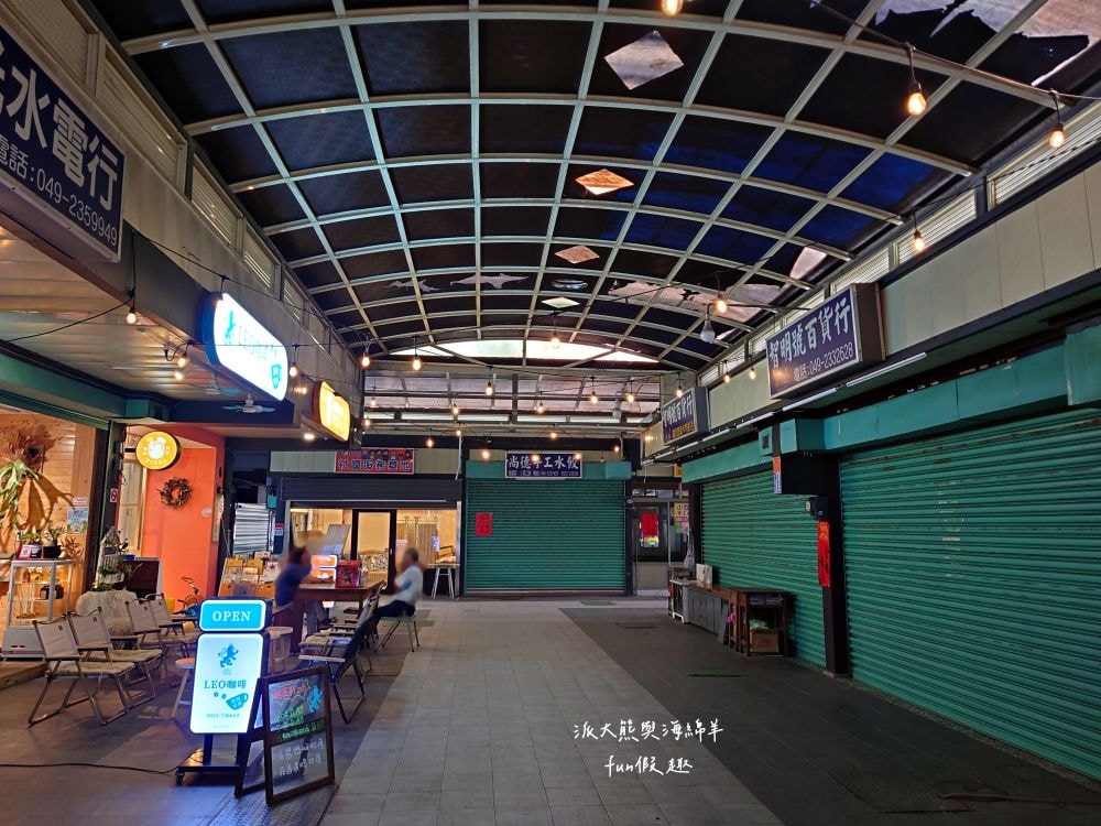 LEO咖啡異想世界｜隱藏中興新村傳統市場高質感文青咖啡廳，空間裝潢簡約舒適，手沖豆款選擇超多，每杯全都百元均一價，其他還有輕食、甜點與披薩唷!!!這是派大熊給予第一市場5顆星的超愛咖啡店～