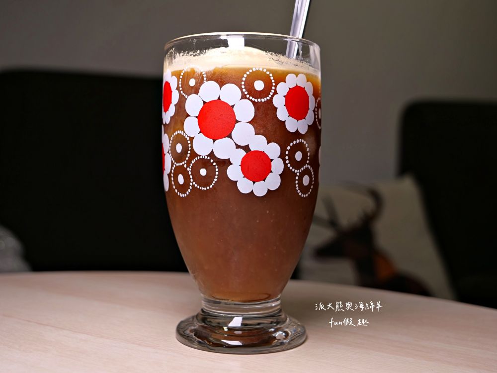 LEO咖啡異想世界｜隱藏中興新村傳統市場高質感文青咖啡廳，空間裝潢簡約舒適，手沖豆款選擇超多，每杯全都百元均一價，其他還有輕食、甜點與披薩唷!!!這是派大熊給予第一市場5顆星的超愛咖啡店～