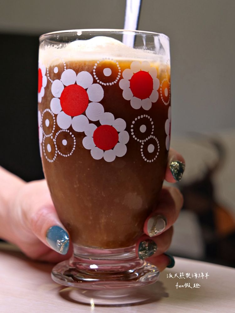 LEO咖啡異想世界｜隱藏中興新村傳統市場高質感文青咖啡廳，空間裝潢簡約舒適，手沖豆款選擇超多，每杯全都百元均一價，其他還有輕食、甜點與披薩唷!!!這是派大熊給予第一市場5顆星的超愛咖啡店～