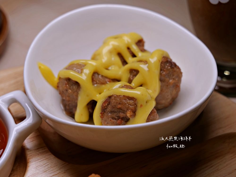 LEO咖啡異想世界｜隱藏中興新村傳統市場高質感文青咖啡廳，空間裝潢簡約舒適，手沖豆款選擇超多，每杯全都百元均一價，其他還有輕食、甜點與披薩唷!!!這是派大熊給予第一市場5顆星的超愛咖啡店～