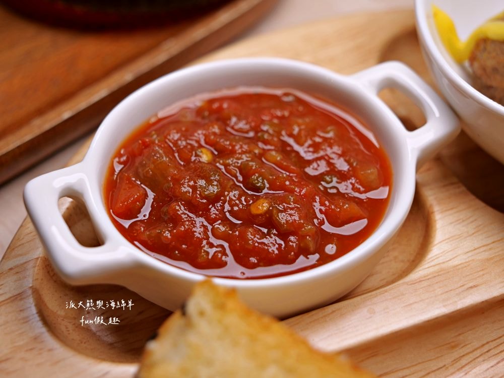 LEO咖啡異想世界｜隱藏中興新村傳統市場高質感文青咖啡廳，空間裝潢簡約舒適，手沖豆款選擇超多，每杯全都百元均一價，其他還有輕食、甜點與披薩唷!!!這是派大熊給予第一市場5顆星的超愛咖啡店～