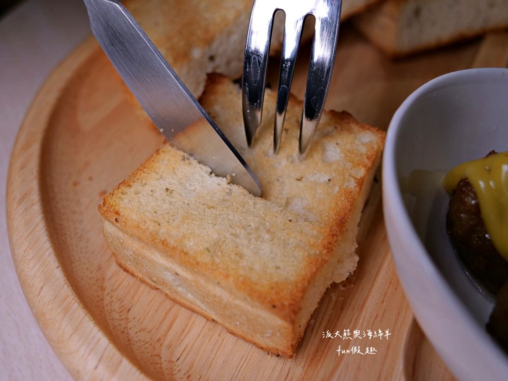 LEO咖啡異想世界｜隱藏中興新村傳統市場高質感文青咖啡廳，空間裝潢簡約舒適，手沖豆款選擇超多，每杯全都百元均一價，其他還有輕食、甜點與披薩唷!!!這是派大熊給予第一市場5顆星的超愛咖啡店～