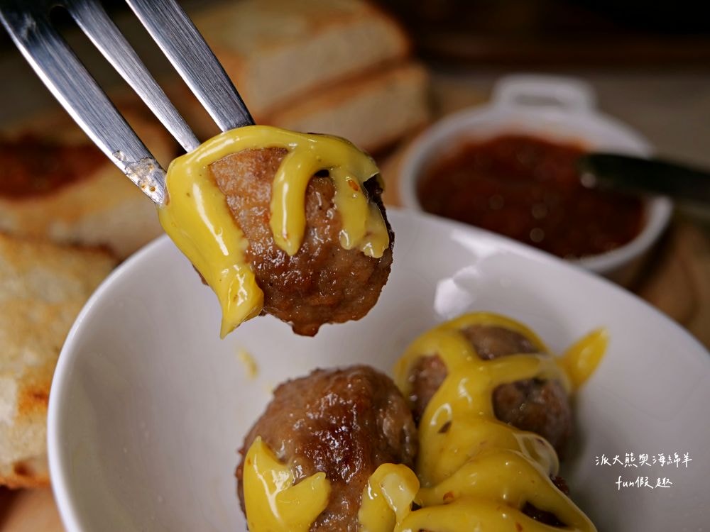 LEO咖啡異想世界｜隱藏中興新村傳統市場高質感文青咖啡廳，空間裝潢簡約舒適，手沖豆款選擇超多，每杯全都百元均一價，其他還有輕食、甜點與披薩唷!!!這是派大熊給予第一市場5顆星的超愛咖啡店～