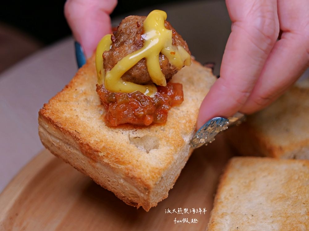 LEO咖啡異想世界｜隱藏中興新村傳統市場高質感文青咖啡廳，空間裝潢簡約舒適，手沖豆款選擇超多，每杯全都百元均一價，其他還有輕食、甜點與披薩唷!!!這是派大熊給予第一市場5顆星的超愛咖啡店～