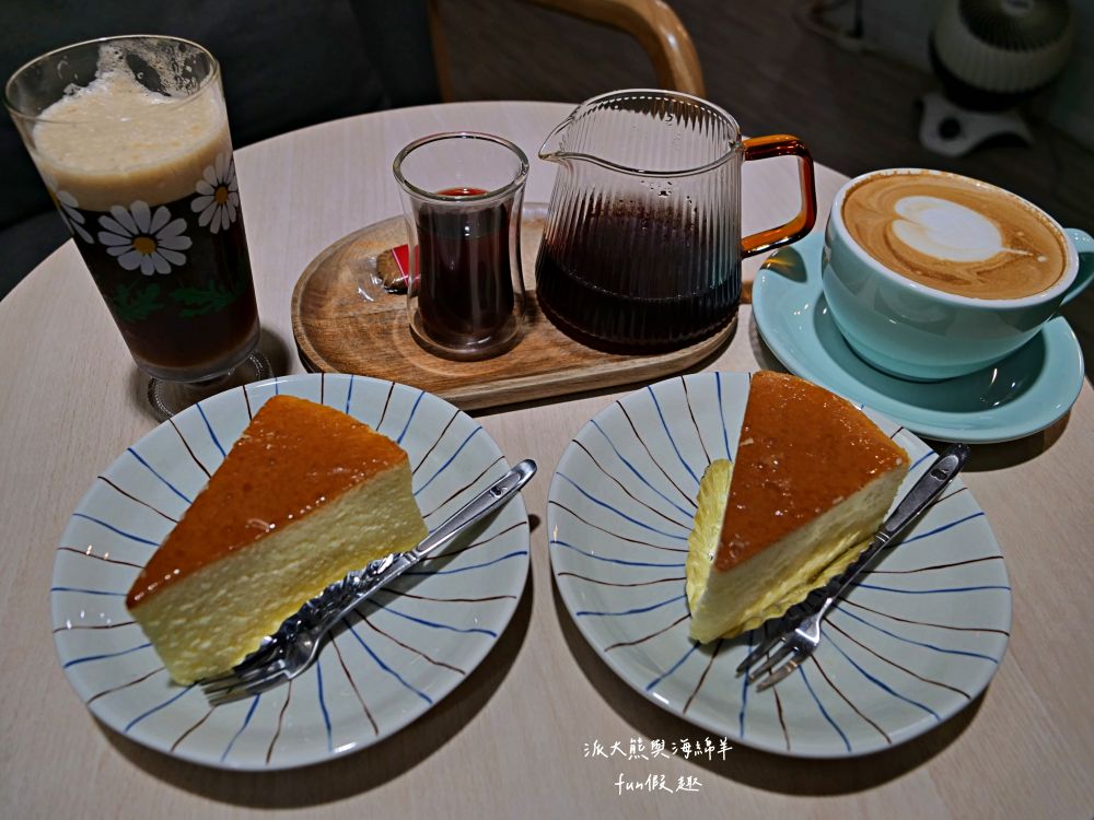 LEO咖啡異想世界｜隱藏中興新村傳統市場高質感文青咖啡廳，空間裝潢簡約舒適，手沖豆款選擇超多，每杯全都百元均一價，其他還有輕食、甜點與披薩唷!!!這是派大熊給予第一市場5顆星的超愛咖啡店～