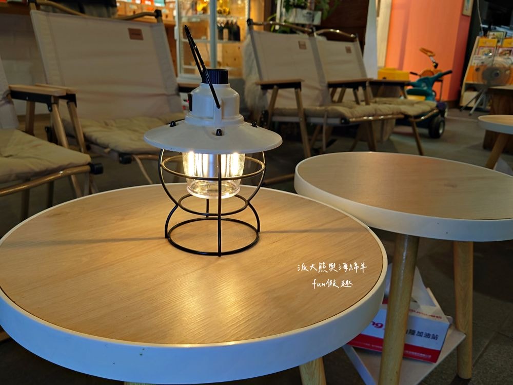 LEO咖啡異想世界｜隱藏中興新村傳統市場高質感文青咖啡廳，空間裝潢簡約舒適，手沖豆款選擇超多，每杯全都百元均一價，其他還有輕食、甜點與披薩唷!!!這是派大熊給予第一市場5顆星的超愛咖啡店～