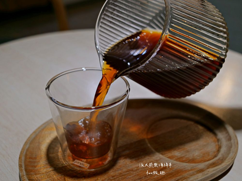 LEO咖啡異想世界｜隱藏中興新村傳統市場高質感文青咖啡廳，空間裝潢簡約舒適，手沖豆款選擇超多，每杯全都百元均一價，其他還有輕食、甜點與披薩唷!!!這是派大熊給予第一市場5顆星的超愛咖啡店～