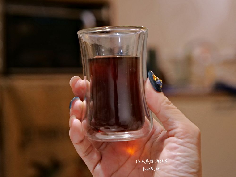 LEO咖啡異想世界｜隱藏中興新村傳統市場高質感文青咖啡廳，空間裝潢簡約舒適，手沖豆款選擇超多，每杯全都百元均一價，其他還有輕食、甜點與披薩唷!!!這是派大熊給予第一市場5顆星的超愛咖啡店～