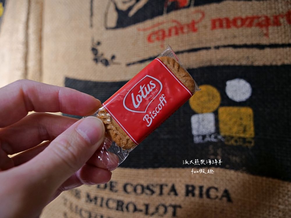 LEO咖啡異想世界｜隱藏中興新村傳統市場高質感文青咖啡廳，空間裝潢簡約舒適，手沖豆款選擇超多，每杯全都百元均一價，其他還有輕食、甜點與披薩唷!!!這是派大熊給予第一市場5顆星的超愛咖啡店～