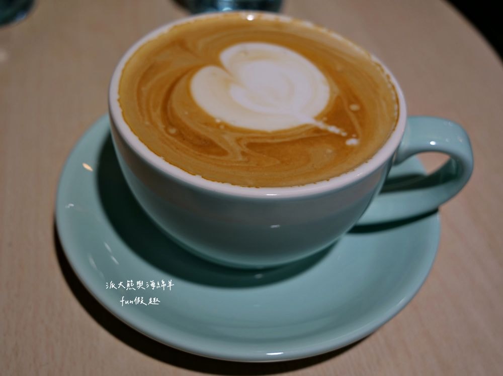 LEO咖啡異想世界｜隱藏中興新村傳統市場高質感文青咖啡廳，空間裝潢簡約舒適，手沖豆款選擇超多，每杯全都百元均一價，其他還有輕食、甜點與披薩唷!!!這是派大熊給予第一市場5顆星的超愛咖啡店～