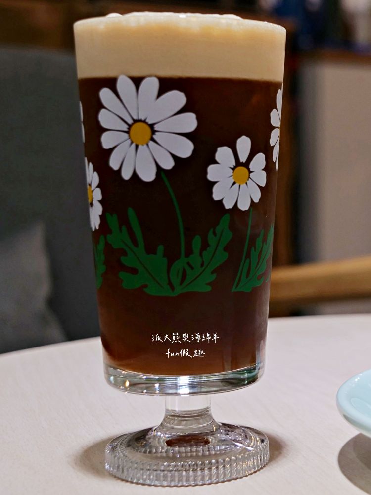 LEO咖啡異想世界｜隱藏中興新村傳統市場高質感文青咖啡廳，空間裝潢簡約舒適，手沖豆款選擇超多，每杯全都百元均一價，其他還有輕食、甜點與披薩唷!!!這是派大熊給予第一市場5顆星的超愛咖啡店～