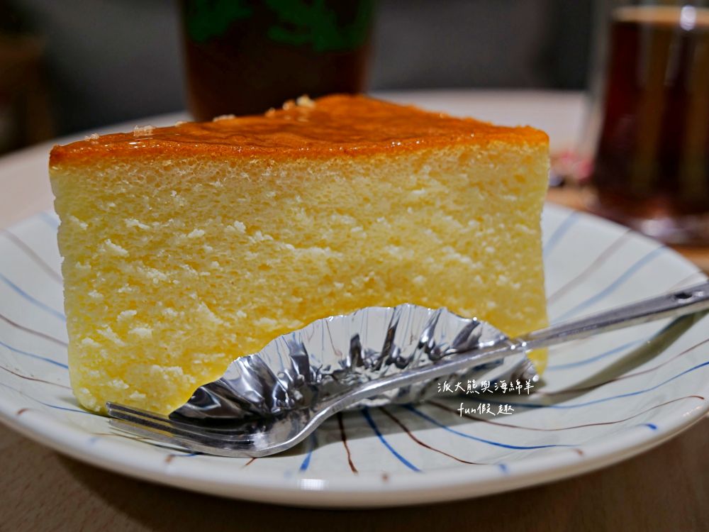 LEO咖啡異想世界｜隱藏中興新村傳統市場高質感文青咖啡廳，空間裝潢簡約舒適，手沖豆款選擇超多，每杯全都百元均一價，其他還有輕食、甜點與披薩唷!!!這是派大熊給予第一市場5顆星的超愛咖啡店～