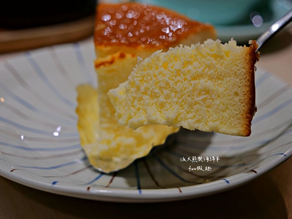 LEO咖啡異想世界｜隱藏中興新村傳統市場高質感文青咖啡廳，空間裝潢簡約舒適，手沖豆款選擇超多，每杯全都百元均一價，其他還有輕食、甜點與披薩唷!!!這是派大熊給予第一市場5顆星的超愛咖啡店～