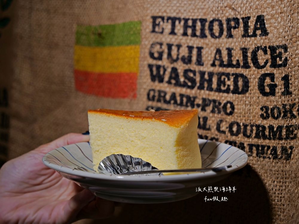 LEO咖啡異想世界｜隱藏中興新村傳統市場高質感文青咖啡廳，空間裝潢簡約舒適，手沖豆款選擇超多，每杯全都百元均一價，其他還有輕食、甜點與披薩唷!!!這是派大熊給予第一市場5顆星的超愛咖啡店～