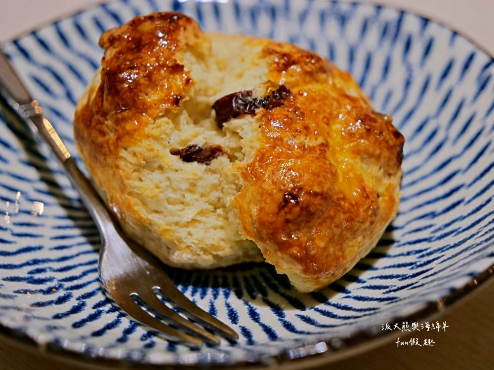 LEO咖啡異想世界｜隱藏中興新村傳統市場高質感文青咖啡廳，空間裝潢簡約舒適，手沖豆款選擇超多，每杯全都百元均一價，其他還有輕食、甜點與披薩唷!!!這是派大熊給予第一市場5顆星的超愛咖啡店～