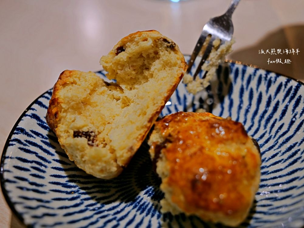 LEO咖啡異想世界｜隱藏中興新村傳統市場高質感文青咖啡廳，空間裝潢簡約舒適，手沖豆款選擇超多，每杯全都百元均一價，其他還有輕食、甜點與披薩唷!!!這是派大熊給予第一市場5顆星的超愛咖啡店～