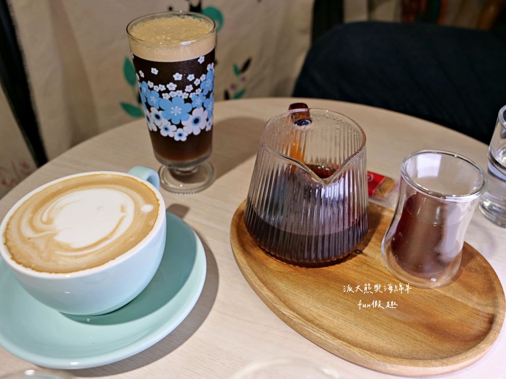 LEO咖啡異想世界｜隱藏中興新村傳統市場高質感文青咖啡廳，空間裝潢簡約舒適，手沖豆款選擇超多，每杯全都百元均一價，其他還有輕食、甜點與披薩唷!!!這是派大熊給予第一市場5顆星的超愛咖啡店～