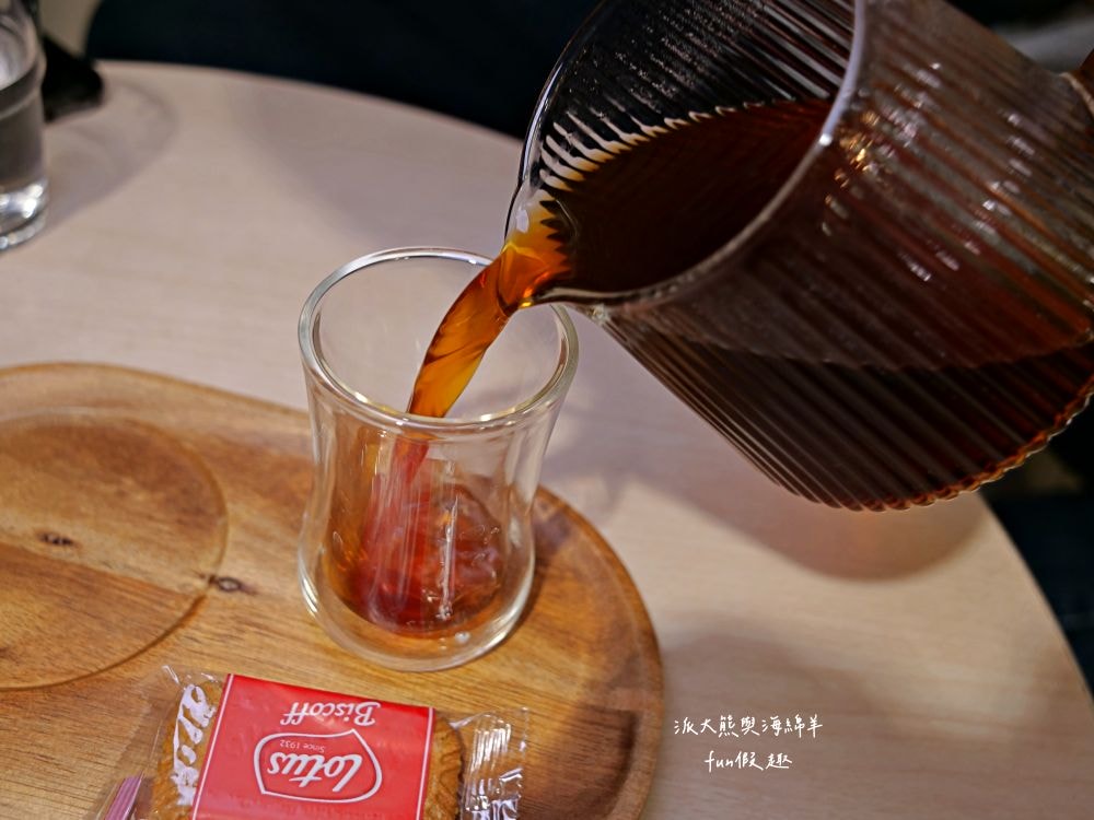 LEO咖啡異想世界｜隱藏中興新村傳統市場高質感文青咖啡廳，空間裝潢簡約舒適，手沖豆款選擇超多，每杯全都百元均一價，其他還有輕食、甜點與披薩唷!!!這是派大熊給予第一市場5顆星的超愛咖啡店～