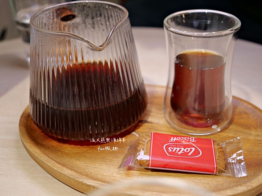 LEO咖啡異想世界｜隱藏中興新村傳統市場高質感文青咖啡廳，空間裝潢簡約舒適，手沖豆款選擇超多，每杯全都百元均一價，其他還有輕食、甜點與披薩唷!!!這是派大熊給予第一市場5顆星的超愛咖啡店～