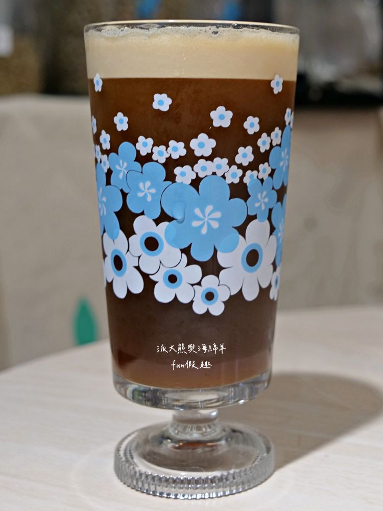 LEO咖啡異想世界｜隱藏中興新村傳統市場高質感文青咖啡廳，空間裝潢簡約舒適，手沖豆款選擇超多，每杯全都百元均一價，其他還有輕食、甜點與披薩唷!!!這是派大熊給予第一市場5顆星的超愛咖啡店～