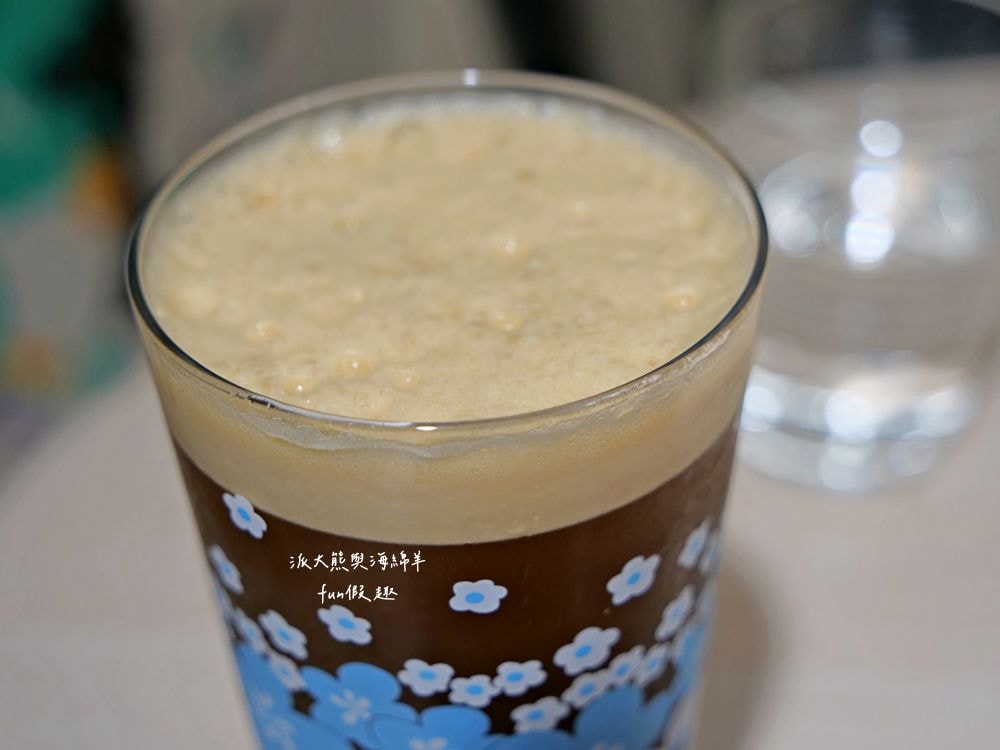 LEO咖啡異想世界｜隱藏中興新村傳統市場高質感文青咖啡廳，空間裝潢簡約舒適，手沖豆款選擇超多，每杯全都百元均一價，其他還有輕食、甜點與披薩唷!!!這是派大熊給予第一市場5顆星的超愛咖啡店～