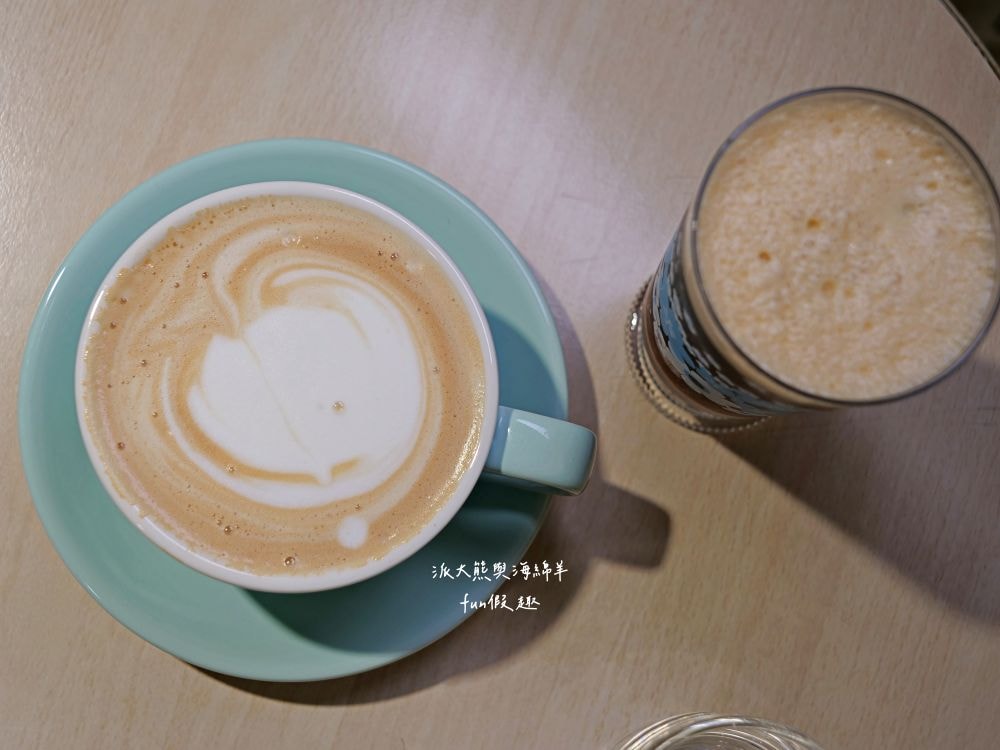 LEO咖啡異想世界｜隱藏中興新村傳統市場高質感文青咖啡廳，空間裝潢簡約舒適，手沖豆款選擇超多，每杯全都百元均一價，其他還有輕食、甜點與披薩唷!!!這是派大熊給予第一市場5顆星的超愛咖啡店～
