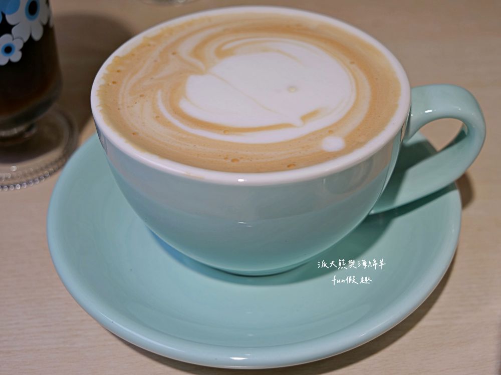 LEO咖啡異想世界｜隱藏中興新村傳統市場高質感文青咖啡廳，空間裝潢簡約舒適，手沖豆款選擇超多，每杯全都百元均一價，其他還有輕食、甜點與披薩唷!!!這是派大熊給予第一市場5顆星的超愛咖啡店～