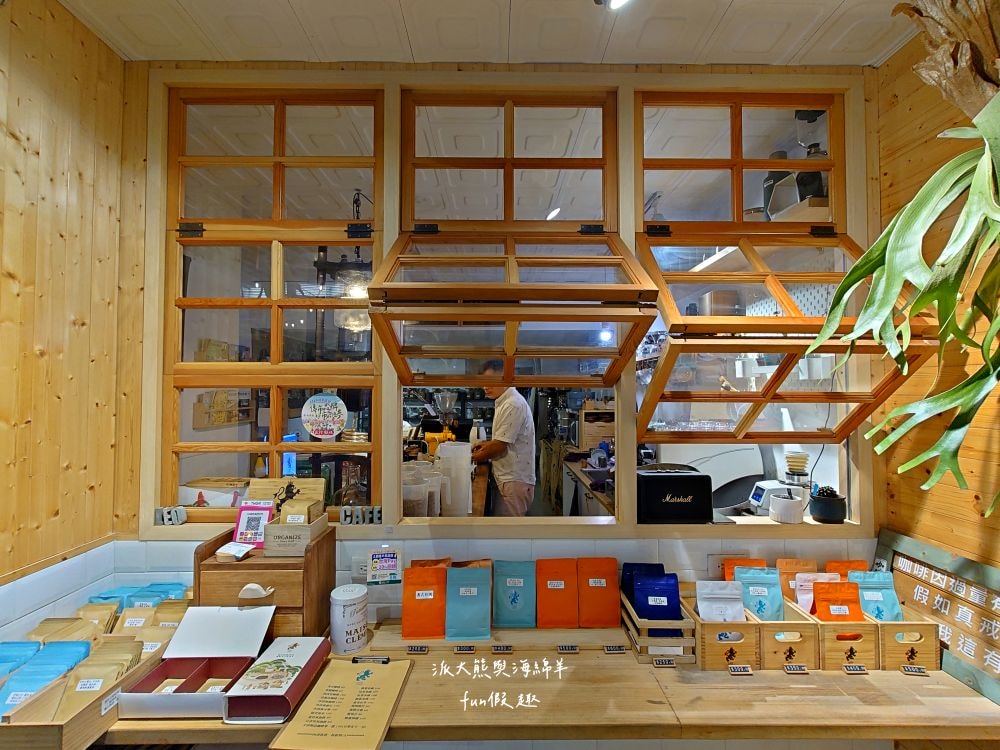 LEO咖啡異想世界｜隱藏中興新村傳統市場高質感文青咖啡廳，空間裝潢簡約舒適，手沖豆款選擇超多，每杯全都百元均一價，其他還有輕食、甜點與披薩唷!!!這是派大熊給予第一市場5顆星的超愛咖啡店～